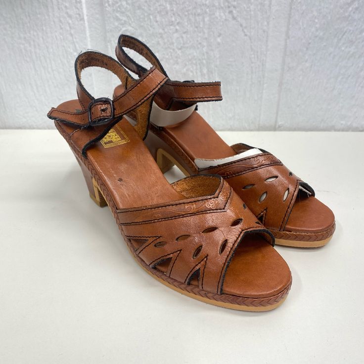 Vintage Delmar Imports Women's 6 M Brown Heel Strappy Sandals Made Taiwan Roc Size: Women’s - Us 6 M See Photo Of Insert For Length Of Footbed Measurement Condition: New And Unworn But Footbed On One Insole Is Missing Surface Probably From Label Removal. See Photos For More Condition Details. Contact Us With Any Questions And Thanks For Looking! Retro Closed Toe Sandals For Summer, Vintage High Heel Sandals For Summer, Vintage Open Toe Sandals For Summer, Vintage Brown Sandals For Summer, Vintage Open Toe Sandals With Buckle, Retro Round Toe Sandals With Buckle Closure, Retro Sandals With Buckle Closure, Vintage Open Toe Wedge Sandals For Summer, Retro Sandals With Buckle Closure And Round Toe