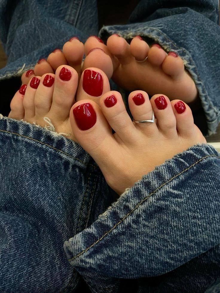 Aesthetic Feet Nail Polish, Dark Pink Pedicure, Cherry Red Pedicure, Toe Rings Aesthetic, Winter Toenails 2024, November Toe Nail Colors, Christmas Pedicure Colors, Cherry Red Toenails, August Pedicure Ideas