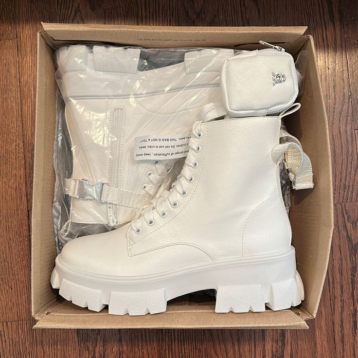 Brand New Still In Original Packaging. Very White Color. Size 9.5 Very Cute, Chunky Shoe. Steve Madden Black Boots, Steve Madden Boots Ankle, Brown Block Heels, Tan Booties, Heels White, Steve Madden Boots, Shoes Steve Madden, Steve Madden Heels, White Platform