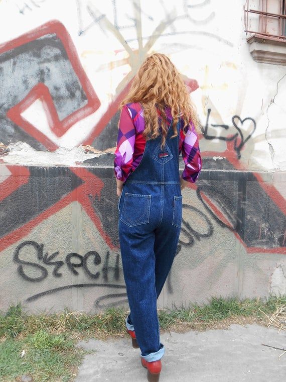 Simply adorable dark blue denim overall pants. Classic comfy look, grunge overalls for casual days. Relax fit, straight cut model suspender pants. This denim jumpsuit is great for tall women and tallboys; all in all, this is a small Jumpsuit ideal for a skinny man. Color may vary slightly from screen to screen. These jeans' overalls are in great vintage condition.GAZZETTE Colection - Size: 14We highly recommend you take your own measures or the measurements from your pair of overalls or pants th Dark Blue Jumpsuit, 90s Overalls, Overalls Jeans, Overall Pants, Jumpsuit Denim, Vintage Denim Skirt, Jeans Overall, Green Lace Dresses, Blue Jumpsuit