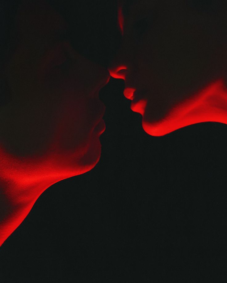 A kiss in the red light I Like The Way You Kiss Me Aesthetic, Couple Red Light, Kiss Photo Idea, Red Lighting Aesthetic, Kissing Aesthetique, Couple Red Aesthetic, Red Romance Aesthetic, Red Couple Aesthetic, Red Light Portrait