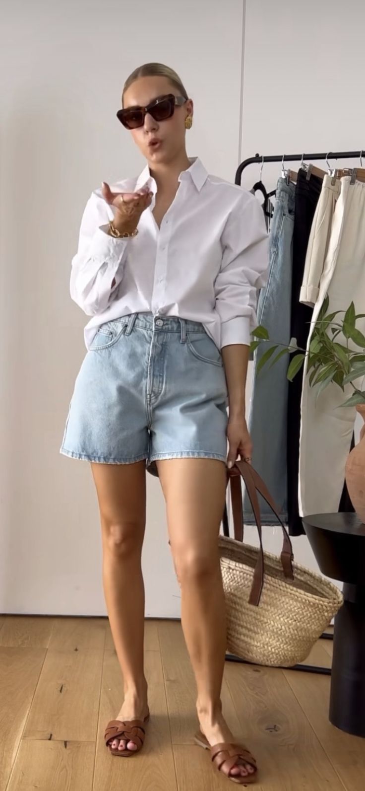 Jean Shorts Button Down Outfit, Denim Shorts Outfit Classy, Sunday Night Dinner Outfit, Chic Jean Shorts Outfit, Old Money Jean Shorts Outfit, South Africa Holiday Outfits, Classy Denim Shorts Outfit, Classy Jean Shorts Outfit, Mom Shorts Outfit Summer