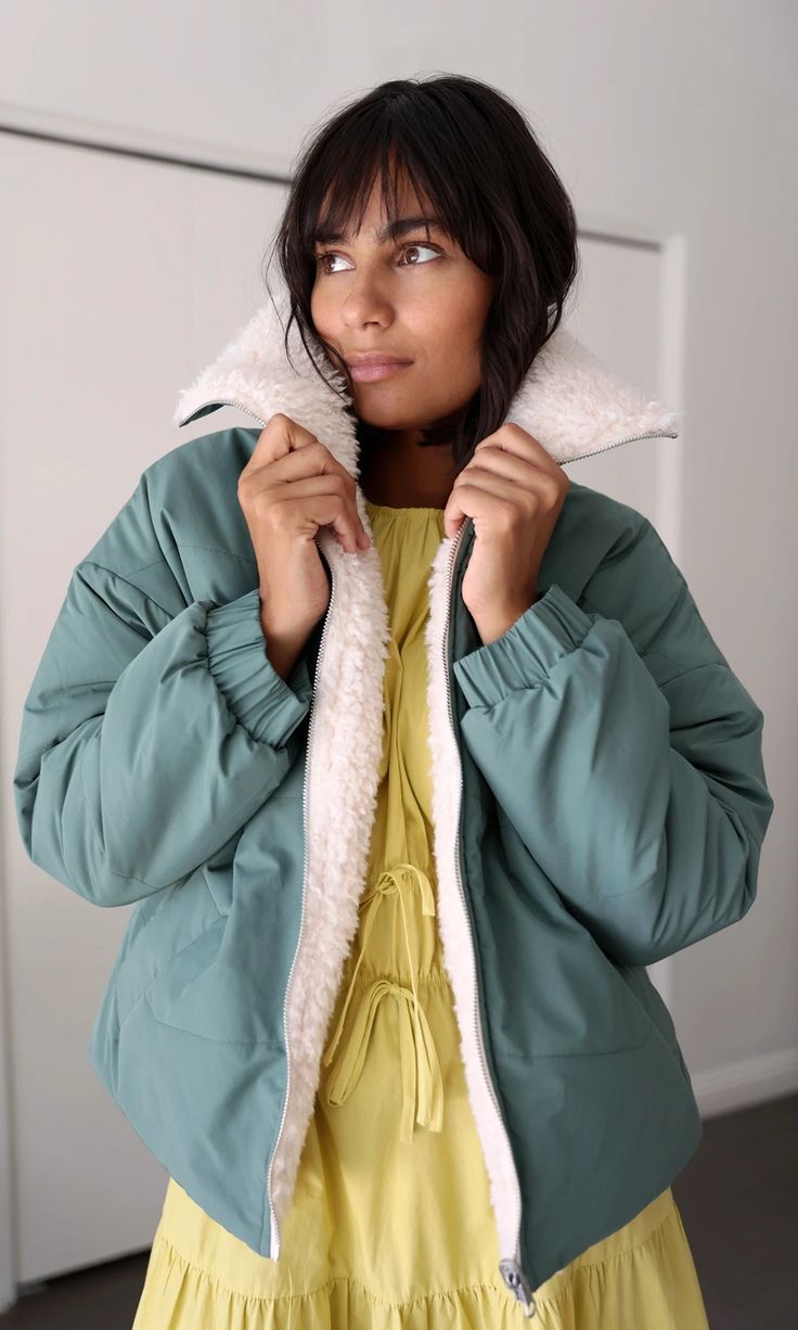 Faux fur insulation that keeps you warm meets two bold reversible sides that keeps it cool. Our Lander Reversible Puffer Jacket is a streetwear-inspired puffer – perfect for easy styling and next-level comfort. A reversible construction makes this jacket two styles in one. Fur Coat Outfit, Reversible Puffer Jacket, Cropped Jackets, Fox Fur Jacket, Chic Coat, Puffer Jacket Women, Luxury Women Fashion, Shearling Coat, Coat Outfits