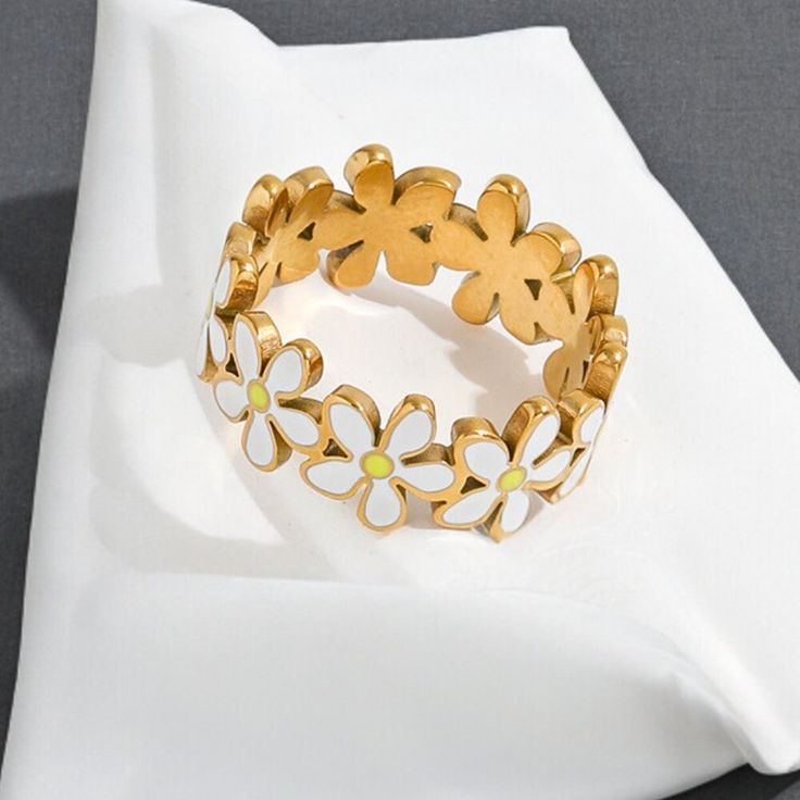 ✨ Elevate your style with our Stainless Steel Gold Tiny Daisy Ring for Women - a perfect blend of modern elegance and timeless charm. Crafted with precision from high-quality 316L Stainless Steel. These rings are a symbol of enduring beauty and sophistication. 💍🌟 🌸 Material: Crafted from durable 316L Stainless Steel, these rings boast resilience and longevity. PVD (Physical Vapor Deposition) gold plating ensures a lustrous and lasting finish.  💍 Size:  Available in US sizes 6, 7, and 8 cater Daisy Ring, Ring Flower, Zierlicher Ring, Stainless Steel Ring, Ring Minimalist, Minimalist Ring, Timeless Accessories, Minimalist Rings, Dainty Ring