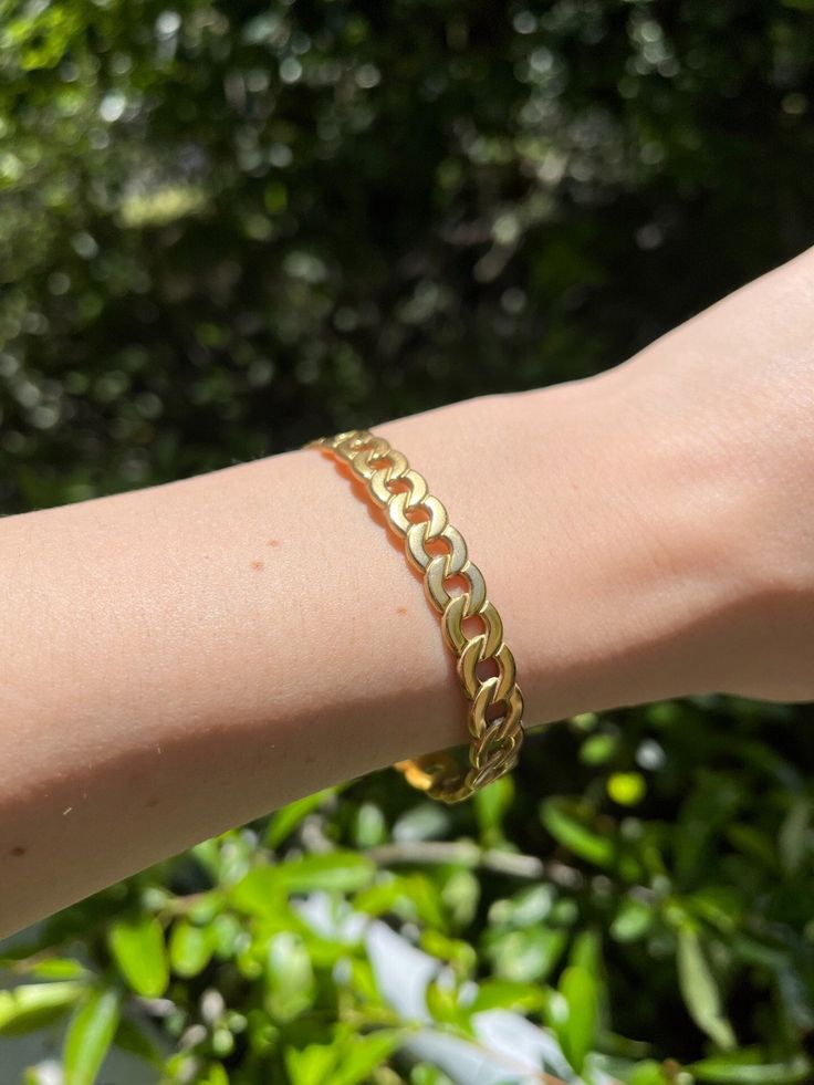 This trendy gold chain bangle bracelet is finely designed in stainless steel and delicately gilded with 18K yellow gold. Minimalist, feminine and modern, this original and very trendy gold chain bangle is ideal to wear alone or stacked with other gold bangles or bracelets. Width: 0.8cm. Adjustable size. Your bracelet will be sent to you within 24 working hours in a pretty box, for your viewing pleasure. Delivery by green letter (48 hours) is free for France. Priority shipping is free worldwide ( Gold Stainless Steel Bangle Bracelet, Chic Gold Stainless Steel Bracelets, Minimalist Gold Metal Cuff Bracelet, Trendy Gold Cuff Bracelet With Jubilee Style, Gold Stainless Steel Cuff Bracelet, Tarnish Resistant, Chic Gold Plated Bangle Bracelet, Minimalist Yellow Gold Metal Bangle, Gold Tarnish-resistant Round Cuff Bracelet, Gold Tarnish-resistant Stainless Steel Cuff Bracelet