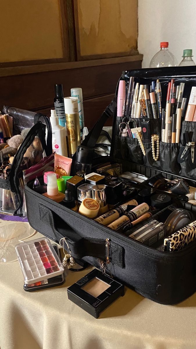 Dollar Store Makeup, Makeup Artist Career, Makeup Artist Bag, Makeup Artist Studio, Makeup Collection Goals, Home Beauty Salon, Soft Eye Makeup, Beauty Careers, Alat Makeup