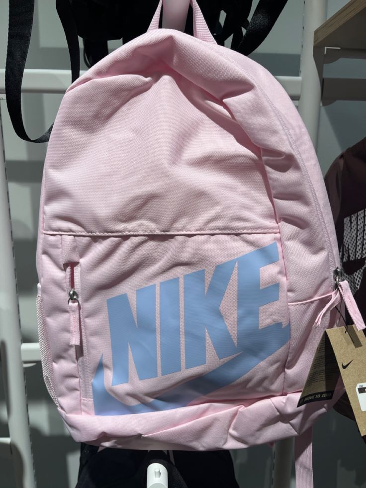 Nike Backpack Pink, Nike Bags School, Study Romanticizing, Nike Bag, Mochila Nike, School Backpack Essentials, School Must Haves, Stylish School Bags, Backpack Essentials