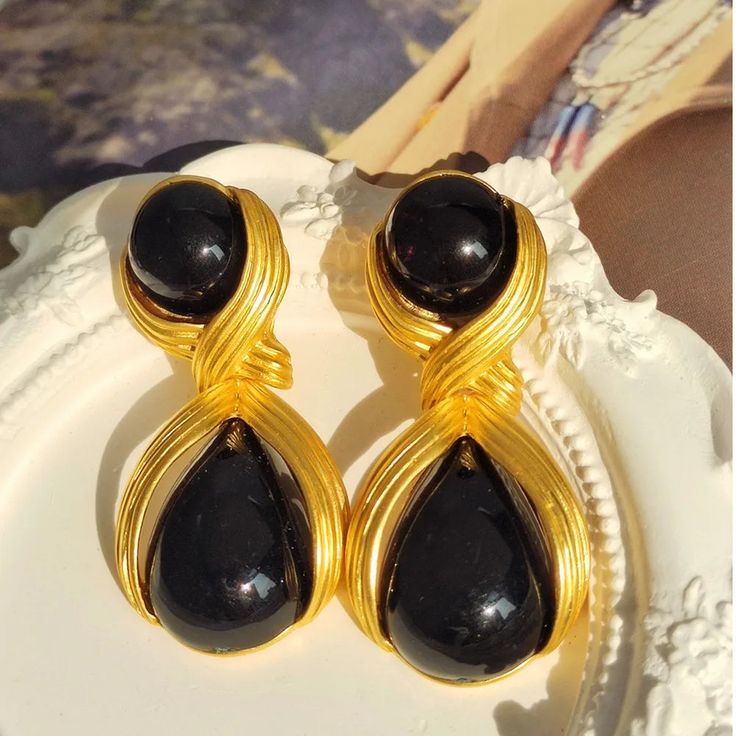 Material: alloy, gold plated Expensive Jewelry Luxury, Black Gems, Jewelry Luxury, Flower Stud Earrings, Expensive Jewelry, Flower Stud, Design Jewelry, Flower Earrings Studs, Flower Studs