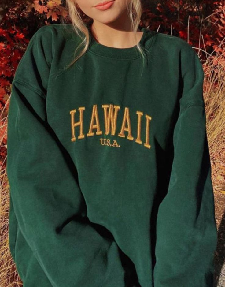 Preppy Aesthetic Outfits, Oversized Crewneck, College Sweatshirt, Cozy Pullover, Sweatshirt Outfit, Y2k Vintage, Cute Sweatshirts, Sweatshirts Online, Long Sleeve Sweatshirt