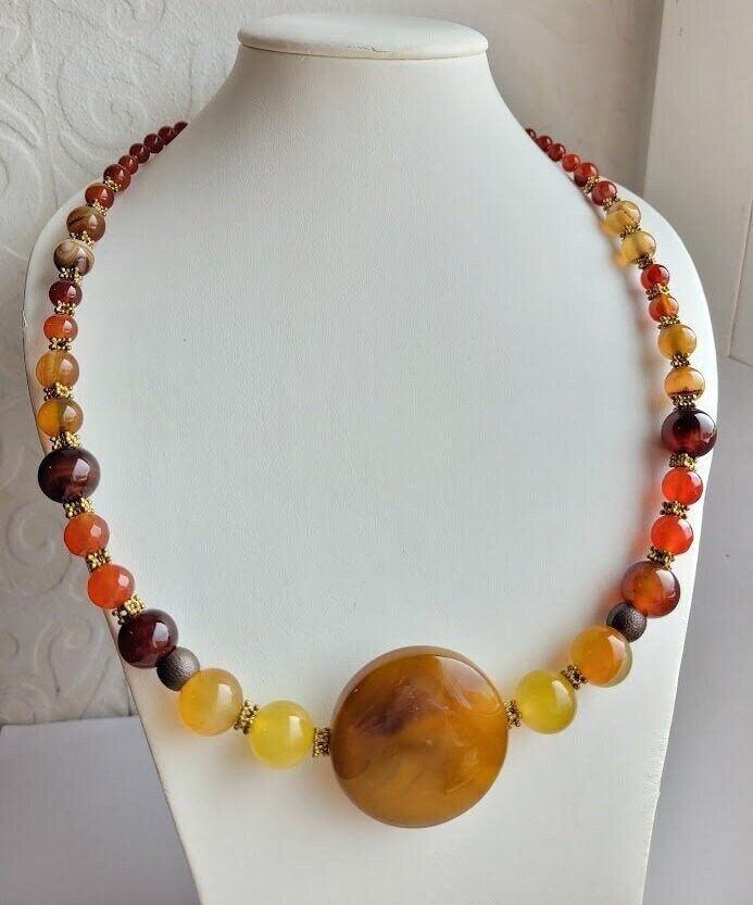 This necklace is made of round carnelian beads is such a dold and stunning necklace on, with edgy artisan appeal. In the center of the necklace is a large flat bead 1 cm high. This necklace can be worn by stylish men and women.      Such a dold statement maker, unique and very artisan. So stunning on, ful of vibrant light and color, reflection, this is day every day necklace yoif looking for - with jeans and a blouse, or dressed up, it goes with everything, enjoy.       Carnelian is known to stimulate creativity and restore motivation. Romans believed that carnelian a stone for courage and confidence. According to astrologers, Carnelian is suitable for all signs of the zodiac, except for Scorpio.       If you want to give a gift to a loved one, I will provide gift wrapping. Please do not d Perle Plate, Every Day Necklace, Necklace Birthstone, Beaded Jewelry Designs, Carnelian Beads, Bib Necklaces, Stunning Necklace, Handmade Boho, Beads Necklace