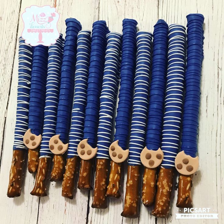 blue and white striped candy sticks with wooden buttons on the ends are lined up in rows