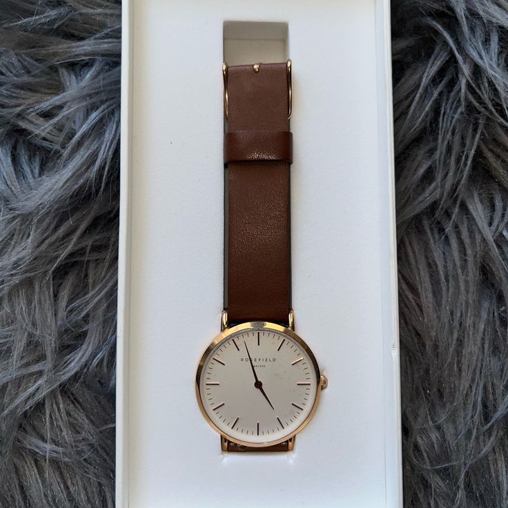 White-Brown-Rosegold Watch Comes With Additional (Tan/Pink) Watch Strap Everyday Rose Gold Quartz Watches, Minimalist Brown Watch As Gift, Minimalist Brown Watch As A Gift, Timeless Everyday Brown Watch, Timeless Brown Everyday Watch, Timeless Rose Gold Watch Accessories, Brown Everyday Watch With Bracelet Strap, Everyday Brown Watch With Bracelet Strap, Everyday Timeless Brown Watch