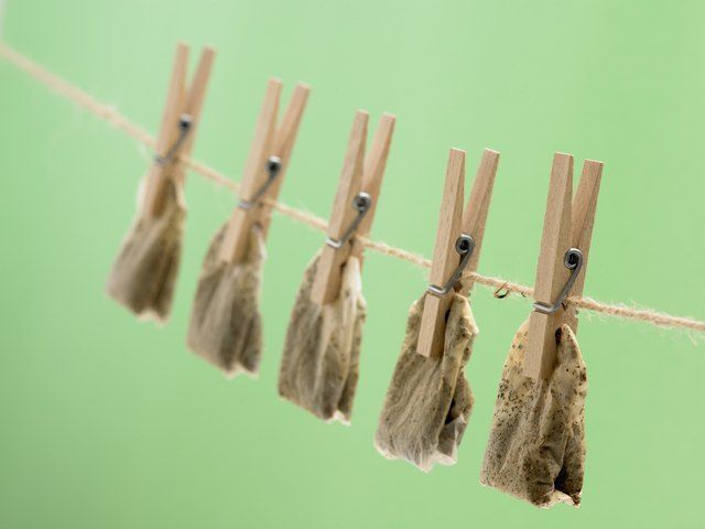 clothes pins are hanging on a line with some string attached to the clothes pegs