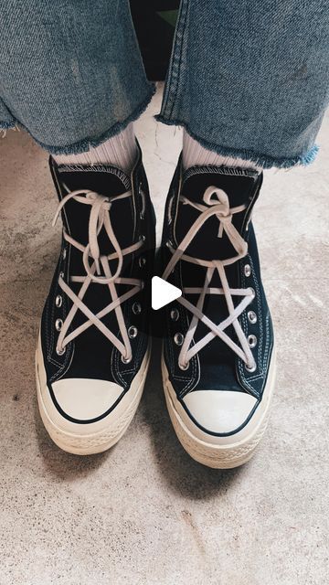 How To Tie Converse, Embroidery Shoes Diy, Chuck Taylors Outfit, Diy Converse, How To Lace Converse, Cute Converse Shoes, Converse Design, Painted Shoes Diy, How To Tie Shoes