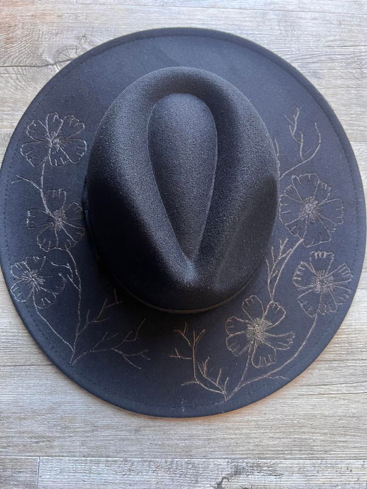 Gorgeous hand burnt freehand designed Fedora hat. Hats measure: 37.5x40x13cm and max head circumference is 57cm but can be adjusted down with a tie that sits within a comfortable band. if you require a larger size please message us after ordering. **Designs can/do vary as they are custom designed** Hand Burn, Chapeau Cowboy, Flower Hats, Trending Gifts, Fedora Hat, Cowboy Hat, Head Circumference, Gold Details, Fedora