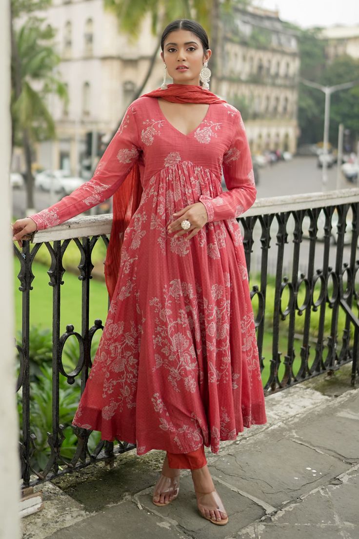 Women Outfits Indian, Long Suits For Women, Round Anarkali Kurti, V Neck Anarkali Suits, Frocks Poses For Women, Kurta Set For Women, V Neck Full Sleeve Kurti, Dress Patterns Indian Kurti, Anarkali Models For Stitching