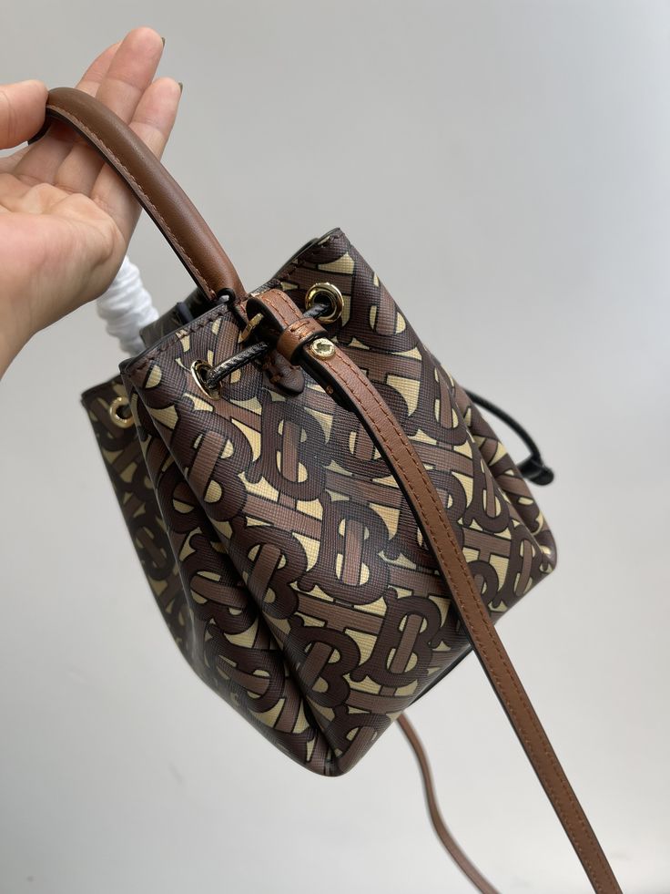 Bjiachunyuan’s new portable single-shoulder crossbody bucket bag is made of imported specific environmentally friendly fabrics. The material is waterproof and durable, and it is very easy to clean. The details are perfect and the overall look is very high-end. The front is decorated with Thomas Burberry’s exclusive golden hardware Logo, which is very low-key and iconic. Drawstring and magnetic snap closure, very convenient. It is very suitable to carry it by the top fixed handle, or Lv Purse, Lv Shoes, Rucksack Backpack, Lv Handbags, Blue Backpack, Lv Belt, Lv Wallet, Burberry Women, Black Cross Body Bag