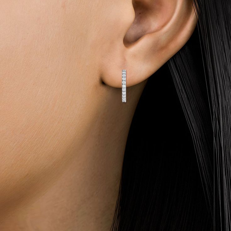 Estos glamurosos aretes tipo argolla tienen una hilera de deslumbrantes diamantes engarzados en punta engastados en oro lustroso. Asegurados con pestillos con bisagras, estos aretes de diamantes son perfectos para usar todos los días. Minimalist Formal Hoop Earrings With Prong Setting, Minimalist Hoop Earrings With Prong Setting For Formal Events, Minimalist Hoop Earrings With Prong Setting For Formal Occasion, Minimalist Hoop Earrings For Formal Events, Formal Diamond Huggie Earrings With Pave Setting, Formal Huggie Earrings With Prong Setting, Elegant Diamond White Huggie Earrings With Pave Setting, Formal Dazzling Hoop Earrings With Single Cut Diamonds, Formal Diamond Hoop Earrings Channel Set