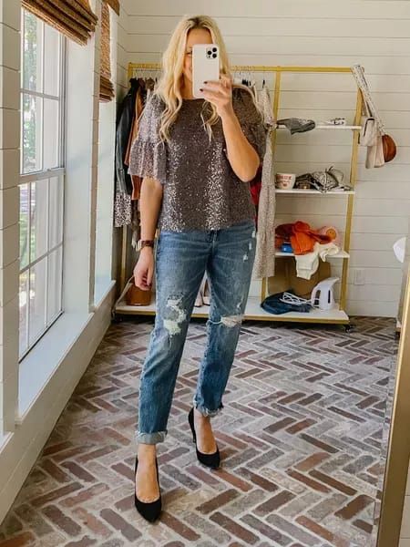 Loving this sequin top! Perfect for date nights or holiday parties. Dress it down with jeans or wear it with a cute skirt! Brown Sequin Top Outfit, Sequin Tshirt Outfit, Sequin Tank Top Outfit, Sequin Top Outfit, Sequins Top Outfit, Sequin Tshirt, Sequined Blouse, Tshirt Outfit, Top Jeans