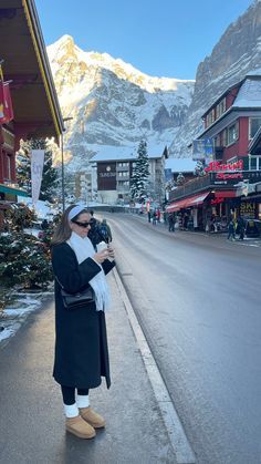 Switzerland Christmas Outfit, Clothes For Mountain Trip, Outfits For Trips Winter, Christmas Europe Outfit, Alps Winter Outfit, Winter Mountains Outfits, Winter In Colorado Outfits, Outfits For The Snow Winter, Classy Mountain Outfits