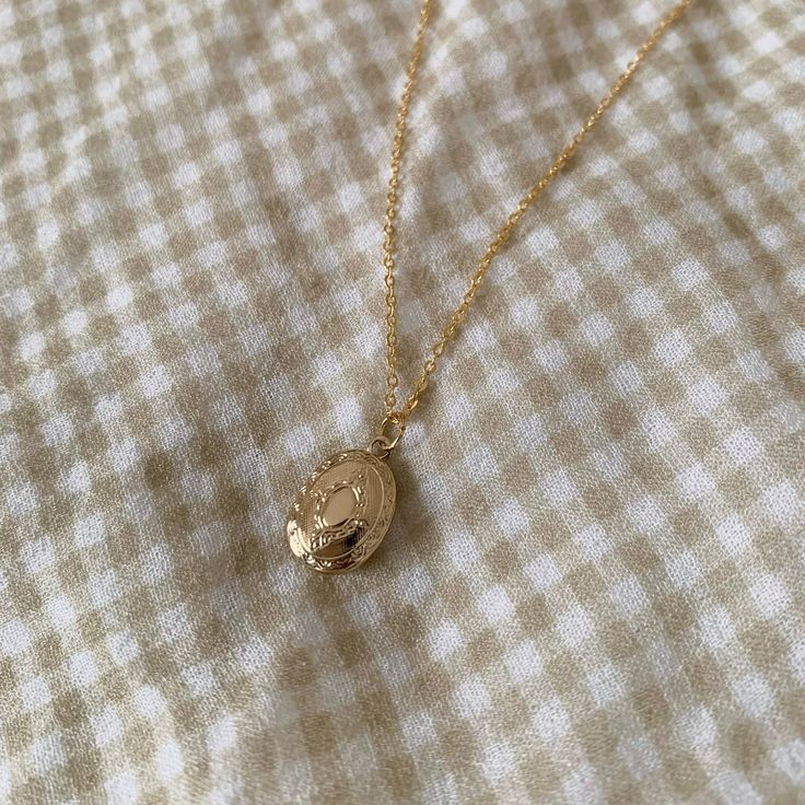 Our precious Isabella Mini Locket! <3 A great personalized gift for your friends, family, or loved ones! <3 These dainty and lightweight necklaces are the perfect necklaces to wear everyday! -----DESCRIPTION----- ✳16k Gold plated necklace chain OVAL LOCKET CHARM ✳14k Gold Plated ✳Size: 10x12mm ✳WATER RESISTANT! -----SIZING----- ✳16.5" necklace chain -----JEWELRY CARE----- ✳Avoid getting wet! ✳Avoid direct contact with perfume. ✳Remove before sleeping. ✳Store in a cool dry place. ✳For light cleaning, gently polish with a soft, lint-free cloth to avoid scratching and tarnish. Dainty Round Pendant Necklace For Best Friend, Everyday Flower Pendant Clavicle Chain Necklace, Dainty Locket Necklace With Delicate Chain, Everyday Charm Necklace With Flower Pendant And Adjustable Chain, Gift Delicate Chain Charm Necklace With Round Pendant, Dainty Locket Necklace For Everyday, Dainty Initial Pendant Locket Necklace As Gift, Dainty Locket Necklace With Initial Pendant As Gift, Everyday Minimalist Round Pendant Locket Necklace