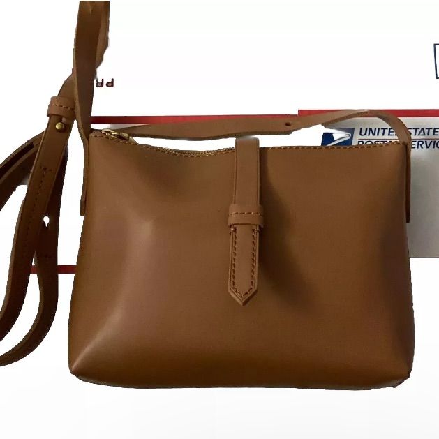 Crew Parker Crossbody Bag Is Adorable And Perfect For Both Casual Days And Travel. With A Width Of Approximately 8 Inches, Height Of 6 Inches, And Depth Of 1.5 Inches, It Is The Perfect Size For Your Everyday Essentials. The Exterior Material Is Made Of Smooth Leather In A Neutral Tan Color, And The Handle/Strap Is Adjustable. The Bag Features A Zip And Magnetic Snap Closure, With Some Expected Wear On The Gold Metal Zipper And Snap Halves. New With Tags. Tan Crossbody Bucket Bag With Removable Pouch, Tan Shoulder Bag With Detachable Strap For Everyday Use, Casual Everyday Saddle Bag In Soft Leather, Casual Soft Leather Saddle Bag For Everyday, Casual Everyday Soft Leather Saddle Bag, Tan Bucket Shoulder Bag With Adjustable Strap, Tan Satchel With Adjustable Strap, Brown Box Bag With Single Shoulder Strap For Everyday, Leather Tan Shoulder Bag For On-the-go