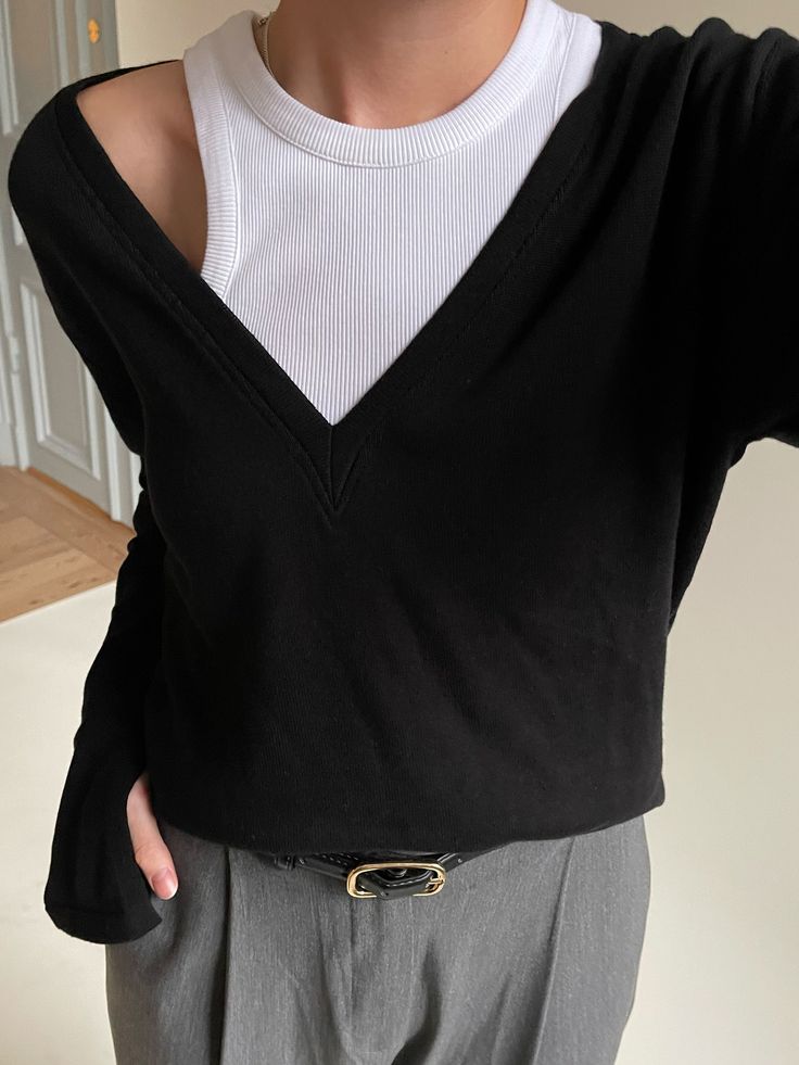 Remake Getaway V-neck Top Black - Black Winter V-neck Long Sleeve Top For Layering, Chic Long Sleeve V-neck Top For Layering, Winter Layering V-neck Long Sleeve Top, Getaway Dress, Office Outfits, Staple Pieces, V Neck Tops, New Design, Twist