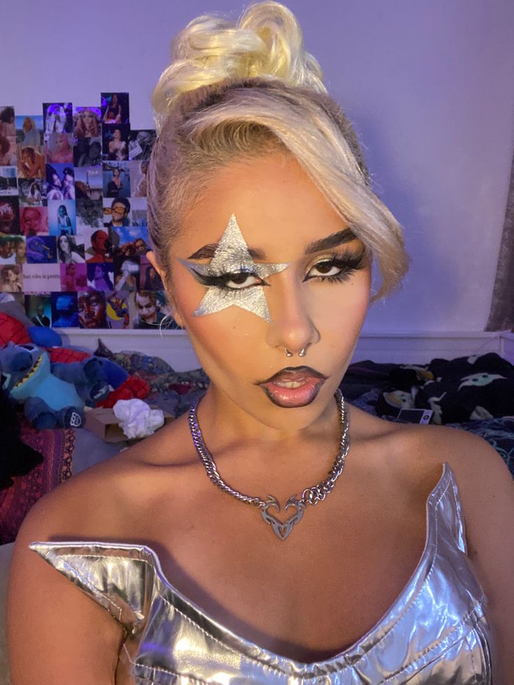 Star Costume Woman, Stargirl Halloween Costume, Silver Halloween Costume Ideas, Rock N Roll Makeup Ideas, Stargirl Costume, Space Party Outfit, Star Makeup Y2k, Rock N Roll Makeup, Star Makeup Look