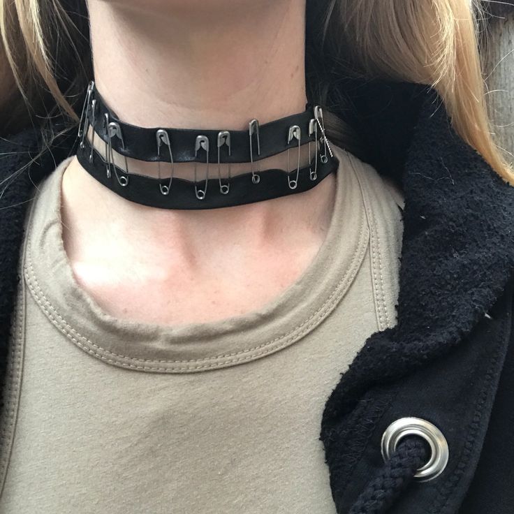 Cheap Punk Necklaces For Concerts, Safety Pin Choker, Alt Diy Fashion, Diy Punk Accessories, Safety Pin Corset, Punk Accessories Diy, Diy Goth Jewelry, Safety Pin Clothes, Diy Punk Patches