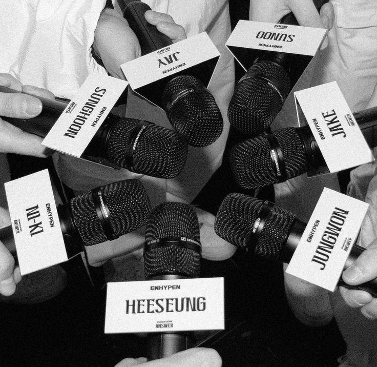 a group of people holding up microphones with labels on them that say heselung