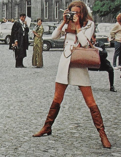 1960s Mod Woman Fashion Photo Smoking Go Go Boots Vintage Womenswear by Christian Montone, via Flickr Mod Fashion Women, Style Année 60, 60s 70s Fashion, 60s And 70s Fashion, 70s Inspired Fashion, Fashion 1960s, Sixties Fashion, Gogo Boots, Stil Inspiration