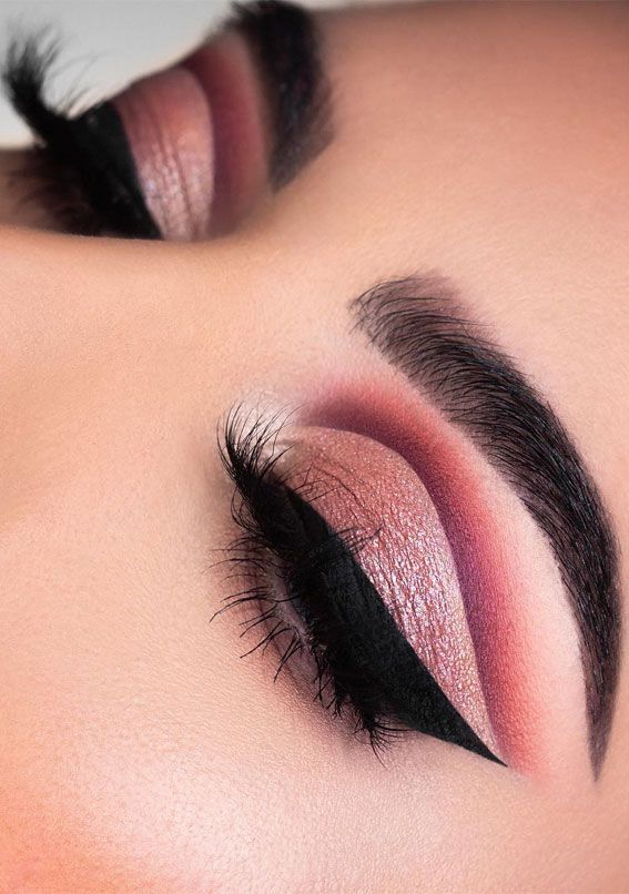 Shimmery Pink Cut Crease This makeup idea features stunning shimmery pink shades cut crease with black winged and finished off with long lashes. The... 100 Pure Makeup, Maquillage Yeux Cut Crease, Pageant Makeup, Cut Crease Eyeshadow, Eye Makeup Images, Eye Makeup Techniques, Eye Makeup Looks, Cat Eye Makeup, Eye Makeup Pictures