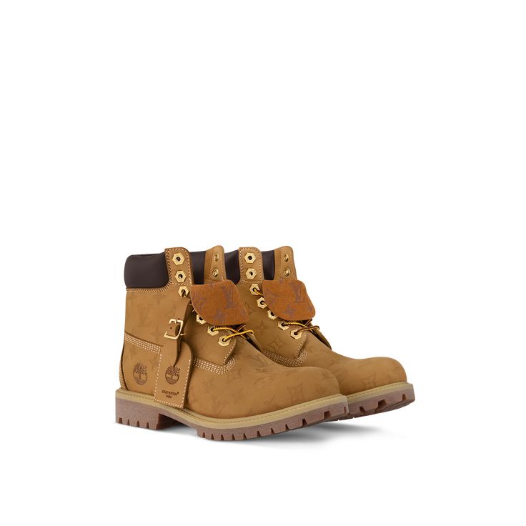 El Botín 6 Inch Lv X Timberland, Visto Por Primera Vez En El Desfile Otoño-invierno 2024 Para Hombre De Pharrell Williams, Demuestra La Exquisita Maestría Artesanal De Louis Vuitton. Este Modelo, Inspirado En El Estilo Utilitario Norteamericano Del Desfile, Está Diseñado Para Durar: Se Confecciona En Italia Con Piel Nobuk De Becerro Flexible Y Resistente Al Agua, Y Luce Un Discreto Motivo Monogram En Relieve. Se Completa Con Numerosos Detalles, Como La Lengüeta Con El Patrón Monogram En Relieve, Ankle Boots Beige, Shoes Louis Vuitton, Louis Vuitton Gifts, Timberland 6, Louis Vuitton Official Website, Trunk Bag, 90s Mens, Timberlands, Timberlands Shoes