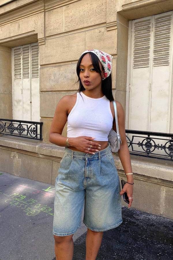 Styling Long Denim Shorts, Long Shorts Style, Long Jean Shorts Outfit Summer, Long Denim Shorts Outfit Summer, Women Jorts Outfit, Baggy Bermuda Shorts Outfit, Jeans Shorts Outfits Women, Oversized Shorts Outfit, Long Jorts Outfits