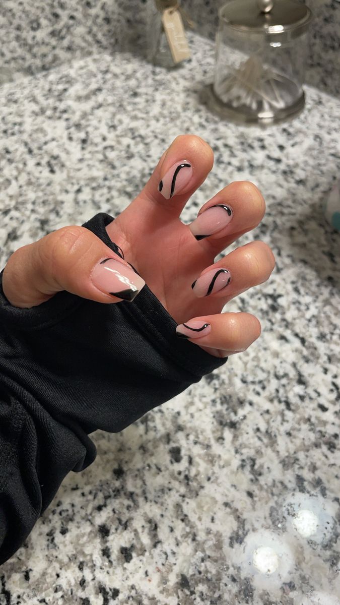 Real Nails Inspiration, Minimalist Nails Dip Powder, Black Minimal Nail Art, Gel Nail On Real Nails, Black Powder Nails Ideas, Black Nail Designs Wedding, Black And Natural Nail Designs, Clear With Black Design Nails, Black Swirl Nails Short