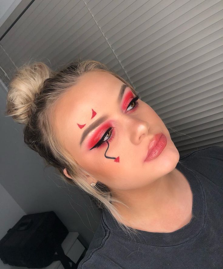 Devil Makeup Ideas, Devil Makeup Look, Dark Angel Makeup, Devil Makeup Halloween, Scarecrow Halloween Makeup, Girl Halloween Makeup, Spooky Basket, Devil Makeup, Halloweenský Makeup