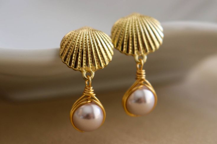 Seashell earrings Is a Beautiful and delicate Gold shell earrings pearls women's earrings, they are a perfect gift of jewelry for wedding or bridesmaid and personal use, They are hand-crafted with selective pieces of precious stones and gold fill wire. a charming minimalist detail and as daily wear it looks good with everything outfit since beige is a neutral color. For these beautiful earrings you can choose to make us in any of our wrapped wire: rose gold, silver or gold the one you like best Dainty Pearl Earrings, Pearl Seashell, Wire Rose, Pink Pearl Earrings, Seashell Earrings, Mermaid Earrings, Earrings Pearl, Earrings Dainty, Earrings Pink