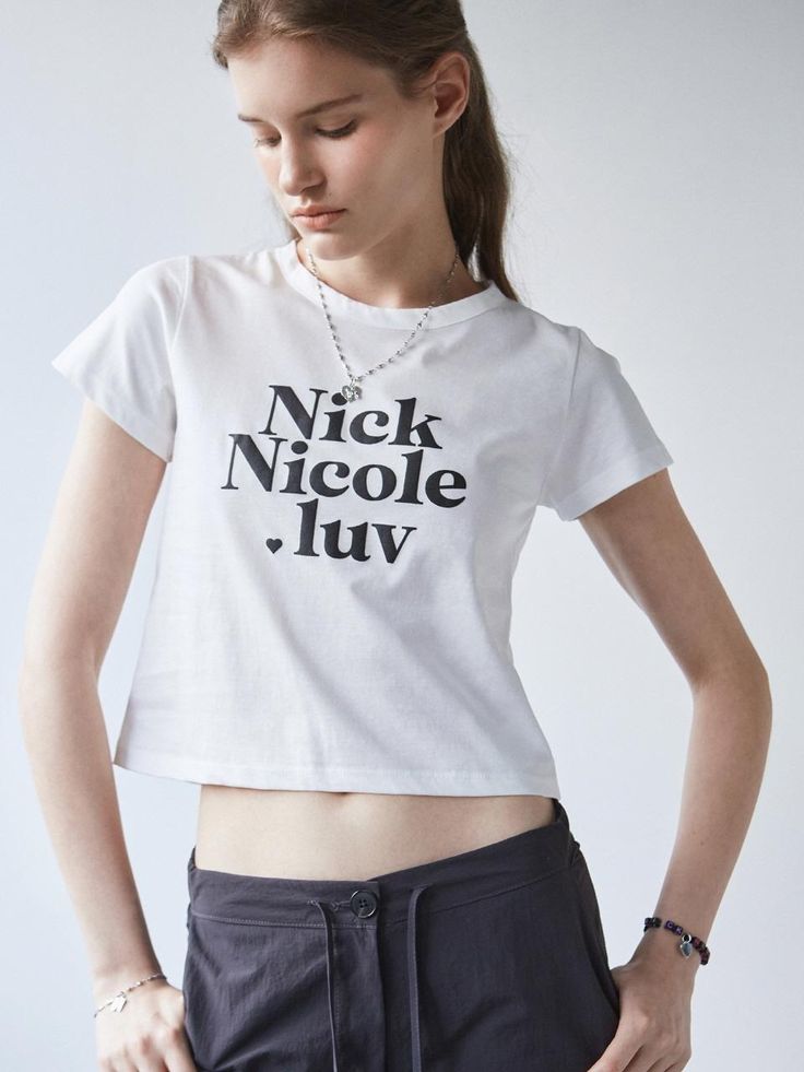 This signature t-shirt from NICK&NICOLE exudes a kitschy yet minimal mood, highlighted by the new season's Nick Nicole Luv logo print.- Cropped length that makes your look stylish- Made with a soft touch for comfortable wear- A basic item with high versatility Spring Graphic Tee Cropped T-shirt With Logo Print, Spring Graphic Tee With Logo Print, Trendy Cropped Crew Neck T-shirt With Logo, Trendy Relaxed Fit Cropped T-shirt With Logo, Basic Logo Print Top For Spring, Trendy Relaxed Fit Top With Logo Print, Basic Spring Top With Logo Print, Graphic Design Cotton Cropped T-shirt With Crew Neck, Spring Logo Print Cropped T-shirt For Streetwear