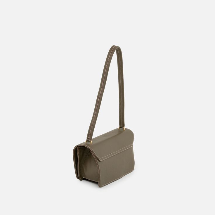 The Arcadia Trapeze combines geometric lines and an oversized front turn lock to create a contemporary style yet chic. A desing that stands out and matches perfectly with evening outfits. Italian Leather Handbags, Evening Outfits, Geometric Lines, Small Shoulder Bag, Italian Leather, Contemporary Style, Leather Handbags, Satchel, Shoulder Strap