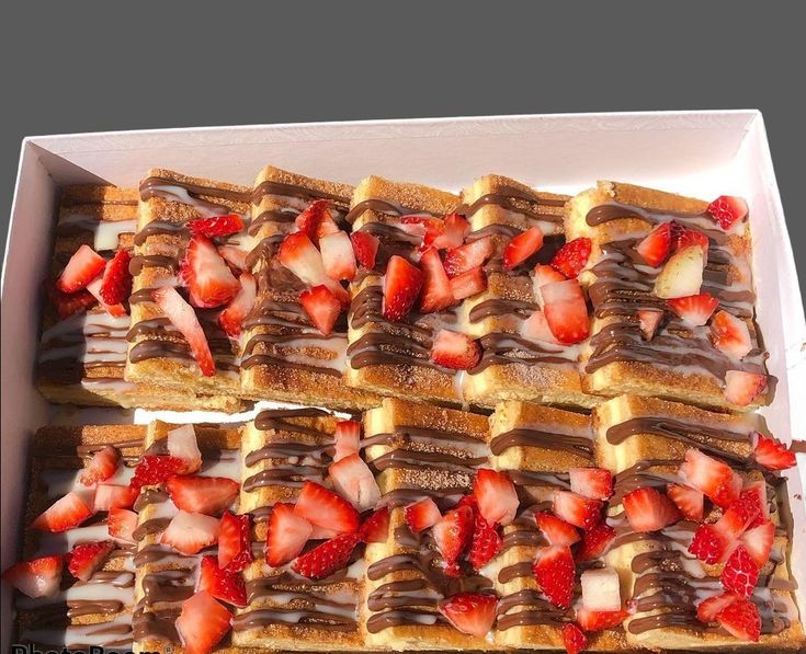 Delicious churro cheesecake , strawberries, chocolate topping Mexican Desserts To Sell, Churro Cheesecake For Party, Churro Cheesecake Ideas, Churro Cheesecake Tray, Churro Cheesecake With Strawberries, Mini Churro Cheesecake, Churro Cheesecake Cups, Churro Cheesecake Decoration, Strawberry Churro Cheesecake