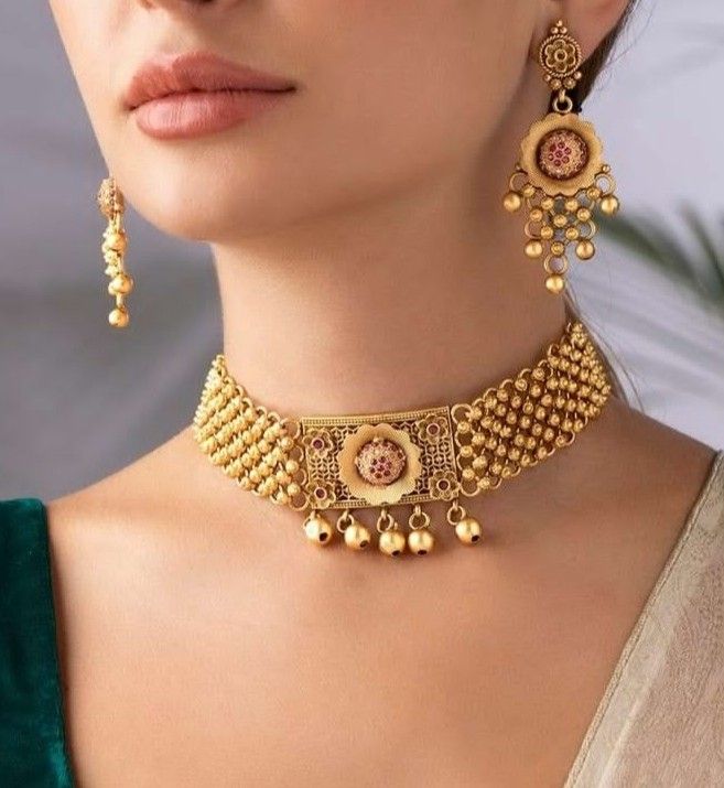 Heavy Gold Jewellery, Gold Jwellary, Indian Gold Necklace Designs, Beaded Wedding Jewelry, Unique Gold Jewelry Designs, Gold Jewels Design, Checkered Blouse, Antique Necklaces Design, Indian Jewelry Earrings