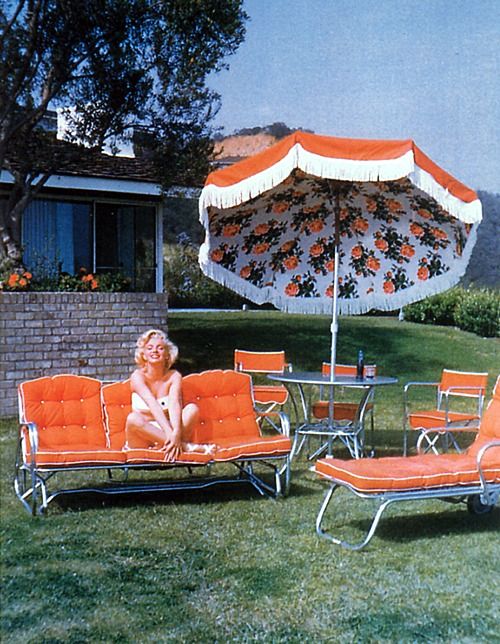 Marilyn, and her patio set Colorful Patio, Vintage Patio, Gentlemen Prefer Blondes, Slim Aarons, Casa Vintage, Barbie Style, Marilyn Monroe Photos, Bridal Musings, Norma Jean