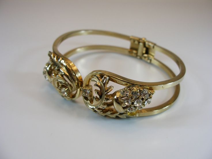 Clamper bracelet, gold bracelet, vintage bangle, bracelet, vintage bracelet, floral, arm bracelet, anniversary, jewelry, arm antique, wife, girlfriend, clamper --------------------------- Here is a beautiful clamper bracelet! The bracelet measures 7  7/8" (19.5cm) around with a cloth tape measure. The width is 3/4" (2cm). When closed, it is an oval, inside dimensions are 2 3/8" (6cm)  by 1 13/16" (4.6cm). The clasp is not very rigid. This is a very beautiful piece! Please look at  photos for mor Vintage Gold Cuff Bracelet With Jubilee Design, Vintage Gold Jubilee Cuff Bracelet, Vintage Yellow Gold Wedding Bangle, Vintage Jeweled Gold Cuff Bracelet, Vintage Bangle Bracelets For Wedding, Antique Adjustable Bracelets For Wedding, Antique Gold Cuff Bracelet For Wedding, Antique Adjustable Wedding Bracelets, Vintage Yellow Gold Cuff Bracelet For Wedding