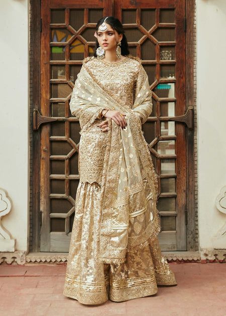 Pakistani Wedding Dress in Kameez Gharara Style is an epitome of beauty. This attire adorned with Sequins, Beads, Motifs, and Tilla is available Online. Gharara Pakistani, Pakistani Gharara, Kanwal Malik, Style Kurti, Pakistani Clothes Online, Pakistani Designer Clothes, Luxury Pret, Pakistani Wedding Outfits, Pakistani Wedding Dress