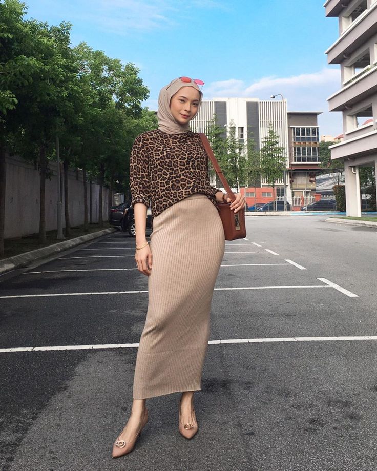 Pencil Skirt Outfits Casual, Rok Outfit, Hijabista Fashion, Muslimah Outfit, Pencil Skirt Outfits, Muslim Outfits Casual, Muslim Fashion Hijab Outfits, Hijab Style Casual, Photographie Portrait Inspiration