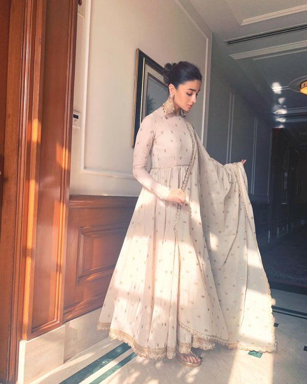 15 Most Gorgeous Ethnic Outfits Alia Bhatt Wore for 'Kalank' Promotions! | ShaadiSaga Golden Anarkali, भारतीय दुल्हन संबंधी, Simple Bun, Orang India, डिजाइनर कपड़े, Indian Designer Suits, Gold Wedges, Gaun Fashion, Casual Indian Fashion