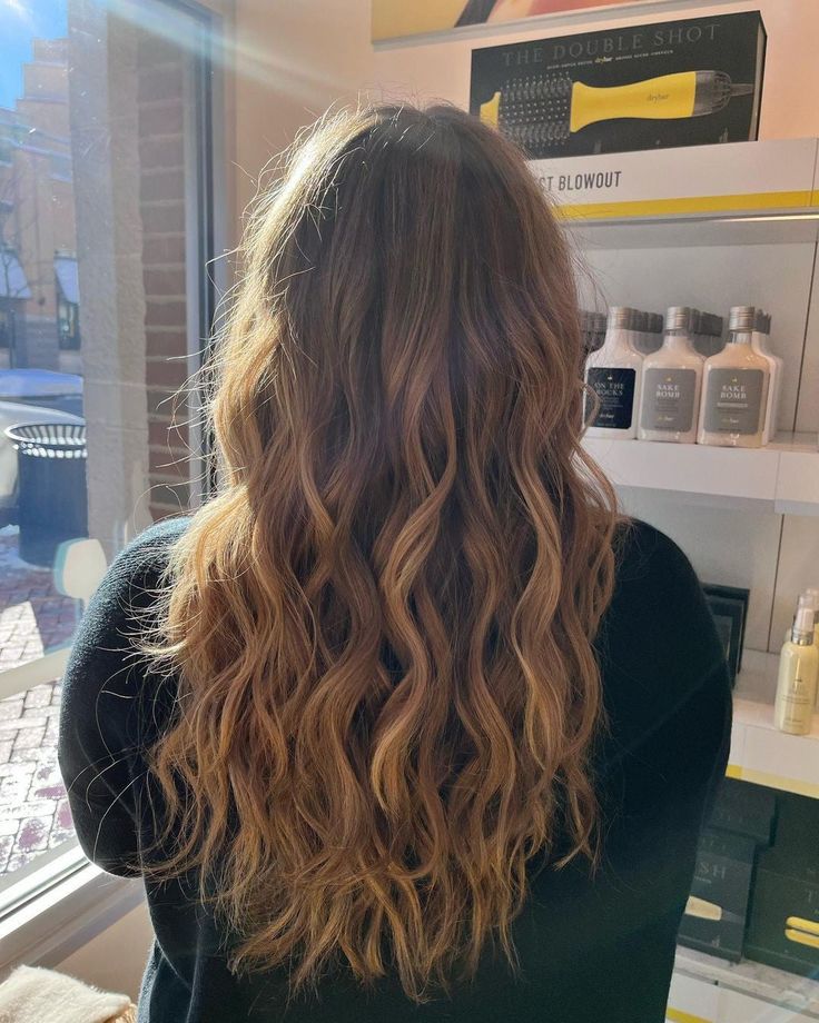 Homecoming Hairstyles Beach Waves, Long Hair With Layers Wavy Curls, Light Curls Prom Hair, Loose Beachy Curls, Pretty Waves Hair, Long Layers Beach Waves, Light Curl Hairstyle, Curled Hairstyles Brunette, Wavey Curls Hair Styles