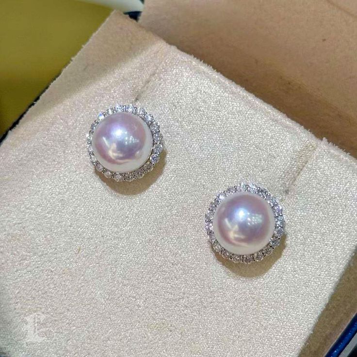 Highlight: Classic Stud Earrings Product Information OriginJapan MaterialAkoya Pearl, 18k Gold, and Diamond DimensionsEarrings Diameter Approx. 1.2 cm Pearl Shaped: Round Size: 9-9.5 mm Quality: AAA Nacre: Very Thick Color: White Luster: Aurora Accessories Metal: 18k White Gold Other: 0.60 ct of SI Quality Natural Diamond Exquisite Diamond White Round Earrings, Exquisite Round Diamond White Earrings, Luxury Round Halo Earrings, Classic White Earrings With Halo Detail, Classic White Halo Earrings, White Diamond Round Bridal Earrings, Luxury Round Bridal Earrings With Halo Setting, Luxury White Round Pearl Earrings, White Diamond Halo Earrings For Gift