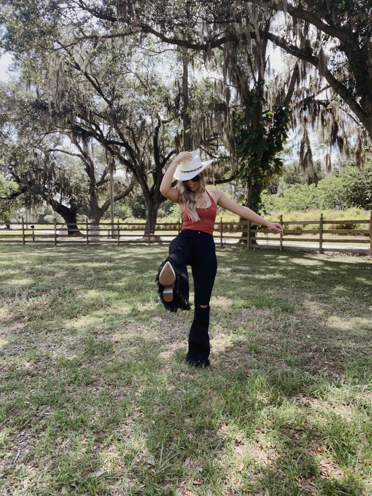 Burnt Orange Tank Top Outfit, Country Concert Outfit Black Jeans, Flare Jeans And Cowboy Boots, Black Jeans Cowboy Boots Outfit, Flare Jeans Cowboy Boots Outfit, Jeans And Boots Outfit Country, Country Concert Outfit Jeans, Jeans And Cowboy Boots Outfit, Jeans And Boots Outfit