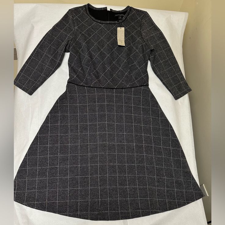 Nwt; Banana Republic Dress Petite Gray Plaid Lined Zip Fit & Flare Sz;6p N. The Dress Features A Gray Plaid Pattern With Colorful Flower Accents, Perfect For A Fall Party Or Casual Outing. The Fit And Flare Style Is Flattering On Any Body Type And The Knee-Length Cut Adds A Touch Of Sophistication. The Dress Is Made Of A Comfortable Knit Fabric, Consisting Of Polyester, Spandex, Rayon, And Viscose. It Has 3/4 Sleeves, A Round Neckline, And A Zip Closure For Easy Wear. The Dress Is Machine Washab Gray A-line Winter Dresses, Gray Winter Dresses For Work, Gray Winter Work Dresses, Gray Winter Workwear Dresses, Gray Long Sleeve Dress For Work, Gray Midi Length Dress For Work, Fitted Gray Dress For Fall, Gray Knee-length Workwear Dress, Gray Knee-length Dress For Work